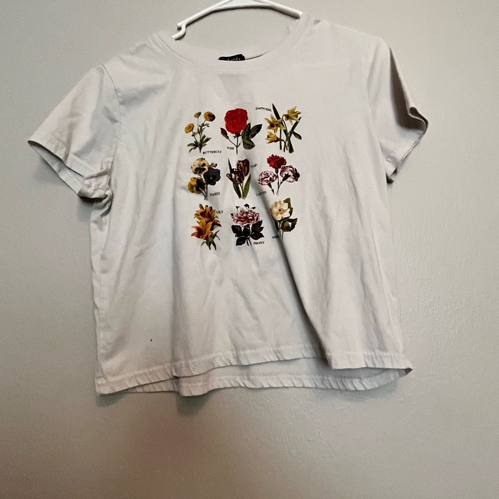 Color: White with many colorful flowers. Brand: Justify. Size: Large